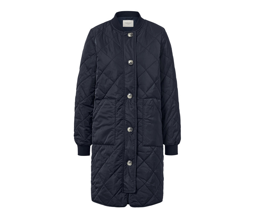 Pikowany płaszcz w kolorze granatowym, zapinany na guziki.