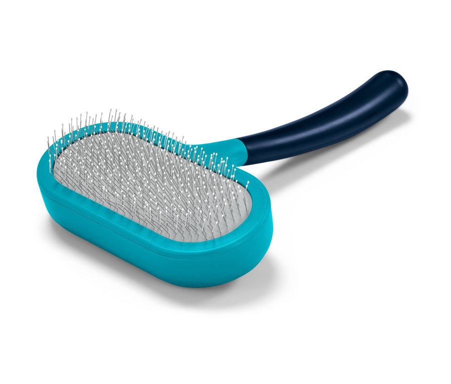 Szczotka do czesania zwierząt z turkusowym korpusem i granatową rączką leży na białym tle.