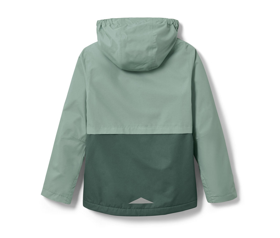 Widok z tyłu zielono-ciemnozielonej kurtki dziecięcej na każdą pogodę.