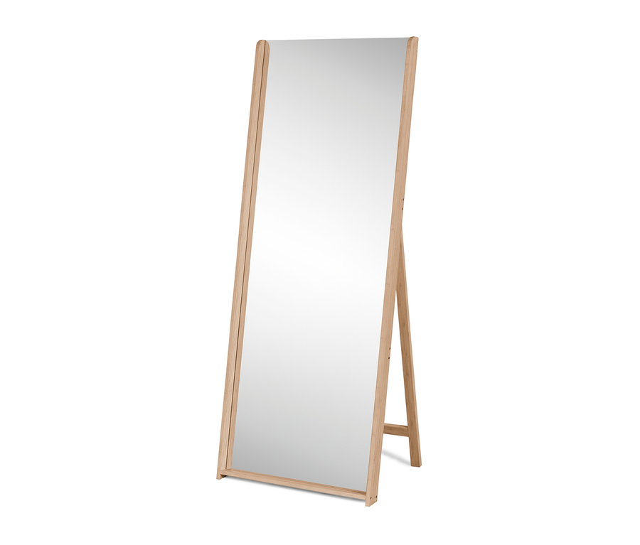 Lustro stojące z bambusową ramą.