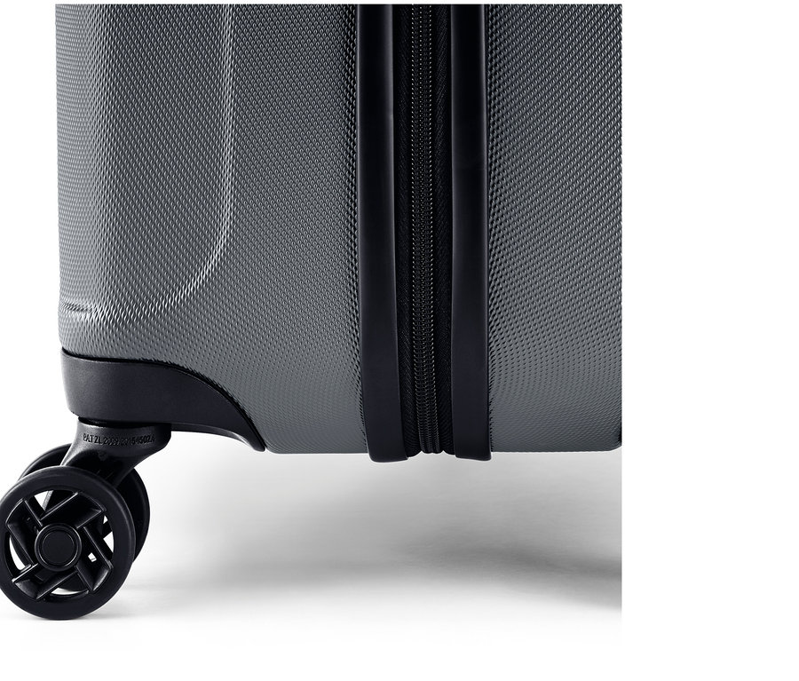 Zbliżenie na szarą, średnią walizkę z kompletu twardych walizek, średnia i duża.