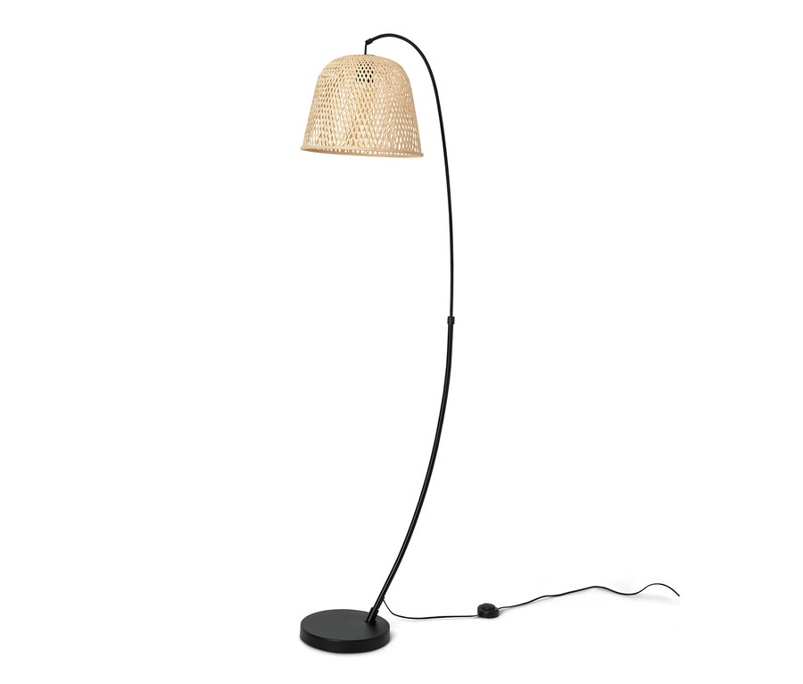 Lampa stojąca z bambusowym kloszem.