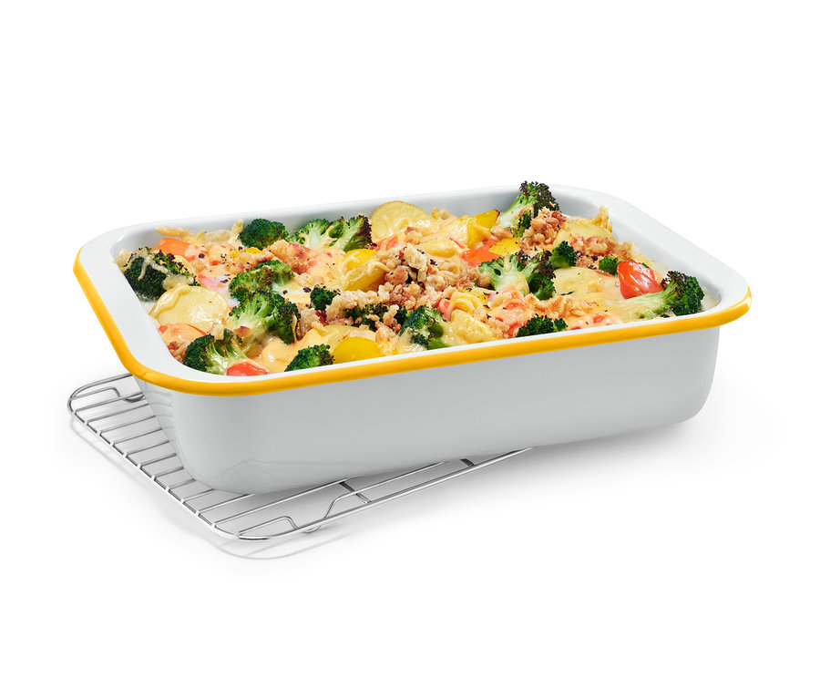 Emaliowana forma do pieczenia z rusztem wypełniona pieczonymi warzywami.