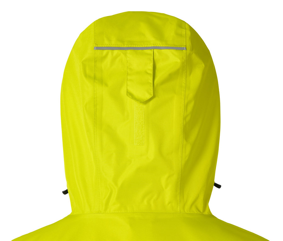 Zbliżenie na kaptur żółtej kurtki przeciwdeszczowej.