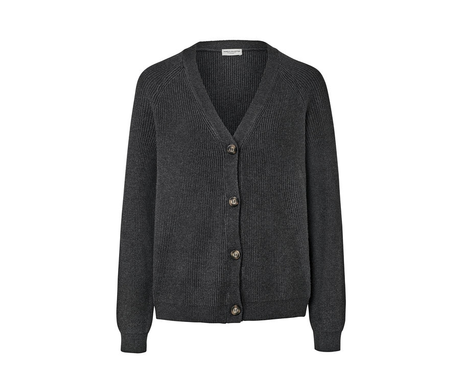 Szary kardigan o grubym splocie zapinany na guziki.