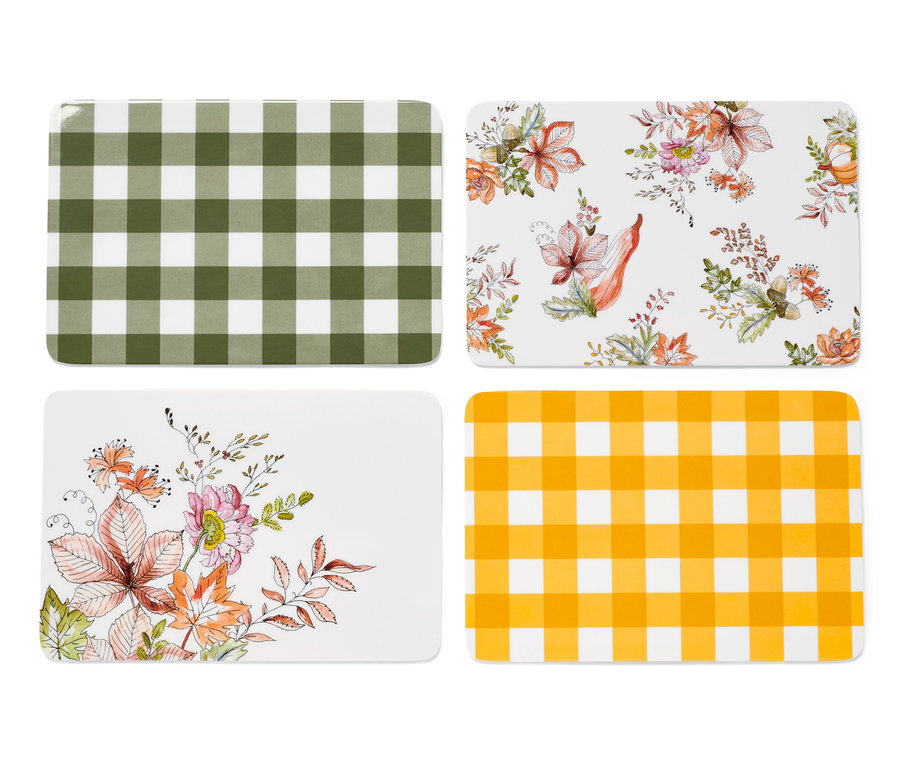 Cztery deski śniadaniowe: dwie we wzory kwiatowe, jedna w zieloną kratę i jedna w żółtą kratę.