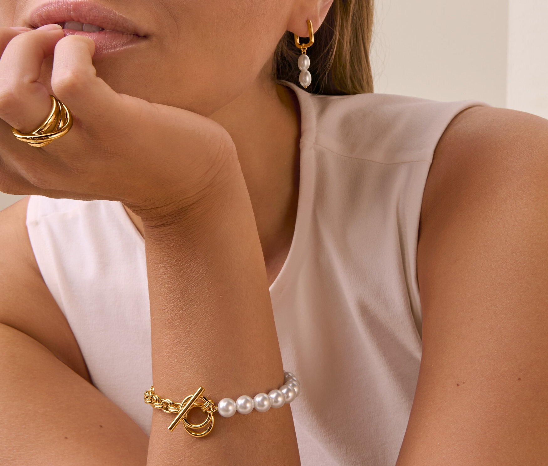 Kobieta z Wiszącymi kolczykami z perłami, Pierścieniem Loops i Bransoletką z połowy pereł.