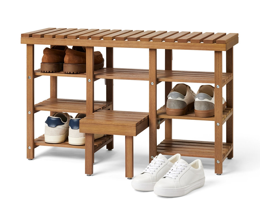 Wysoka ławka na buty z ławką i rozkładanym stopniem z brązowego drewna stoi na białym tle. Na półkach stoją buty.