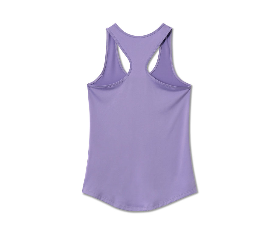 Szczegółowy widok z tyłu liliowego topu sportowego z dwuczęściowego zestawu.