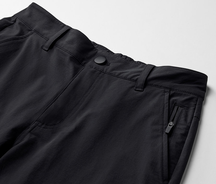 Zbliżenie na czarne spodnie softshellowe.