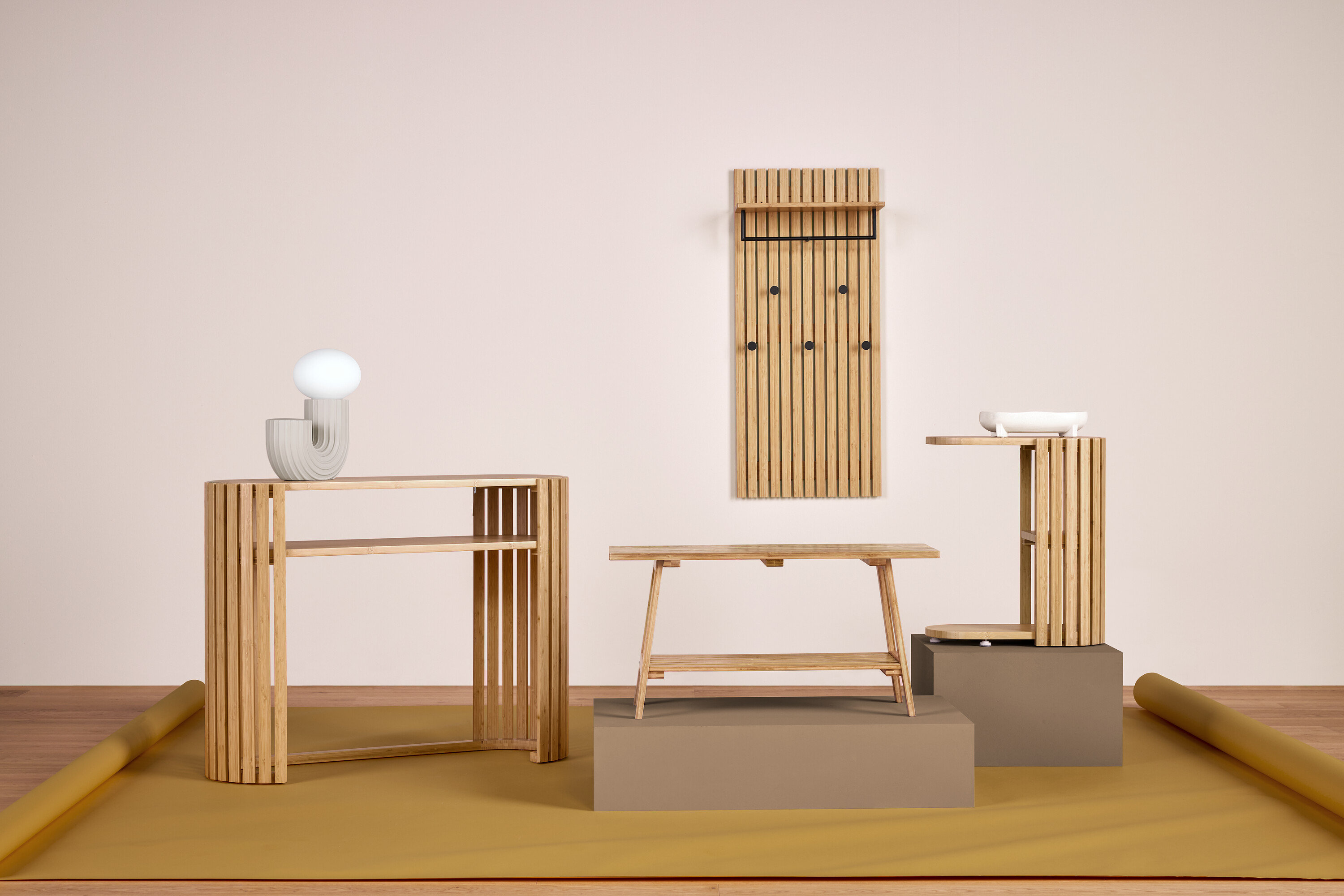 Jasne drewniane meble ustawione w pokoju.