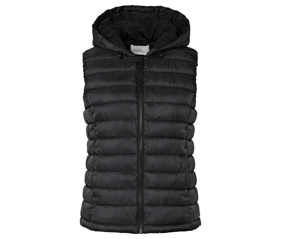 Czarna pikowana kamizelka z kapturem i zamkiem błyskawicznym pośrodku.