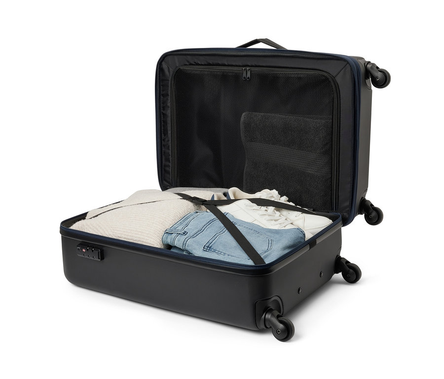 Otwarta walizka hybrydowa, średnia, z ubraniami w środku.