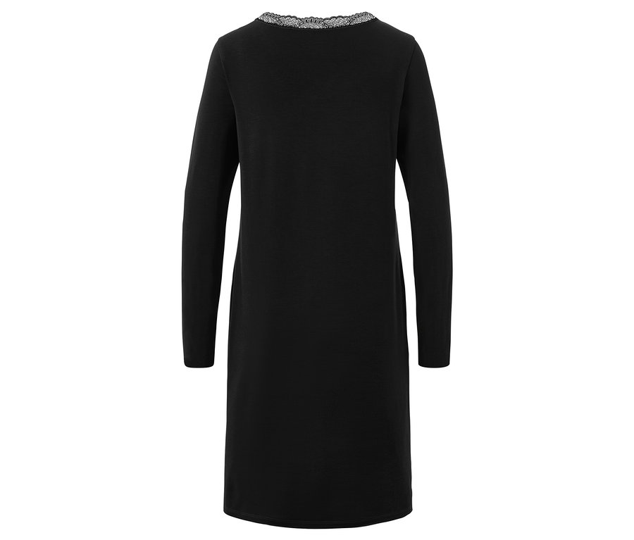 Widok z tyłu czarnej sukienki z długim rękawem i koronkowym wykończeniem przy dekolcie.