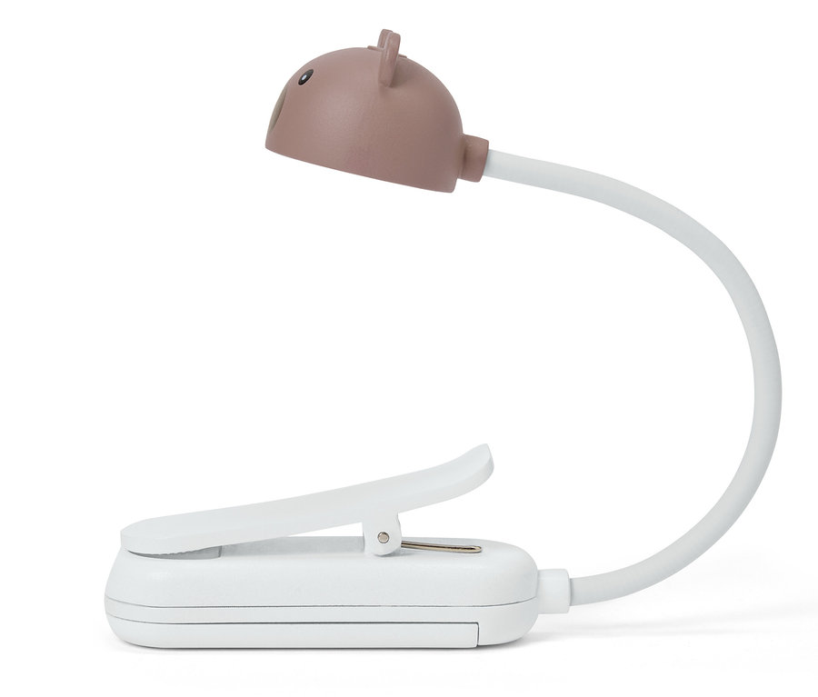 Zbliżenie na białą lampkę do czytania z klipsem i brązową główką w kształcie misia.