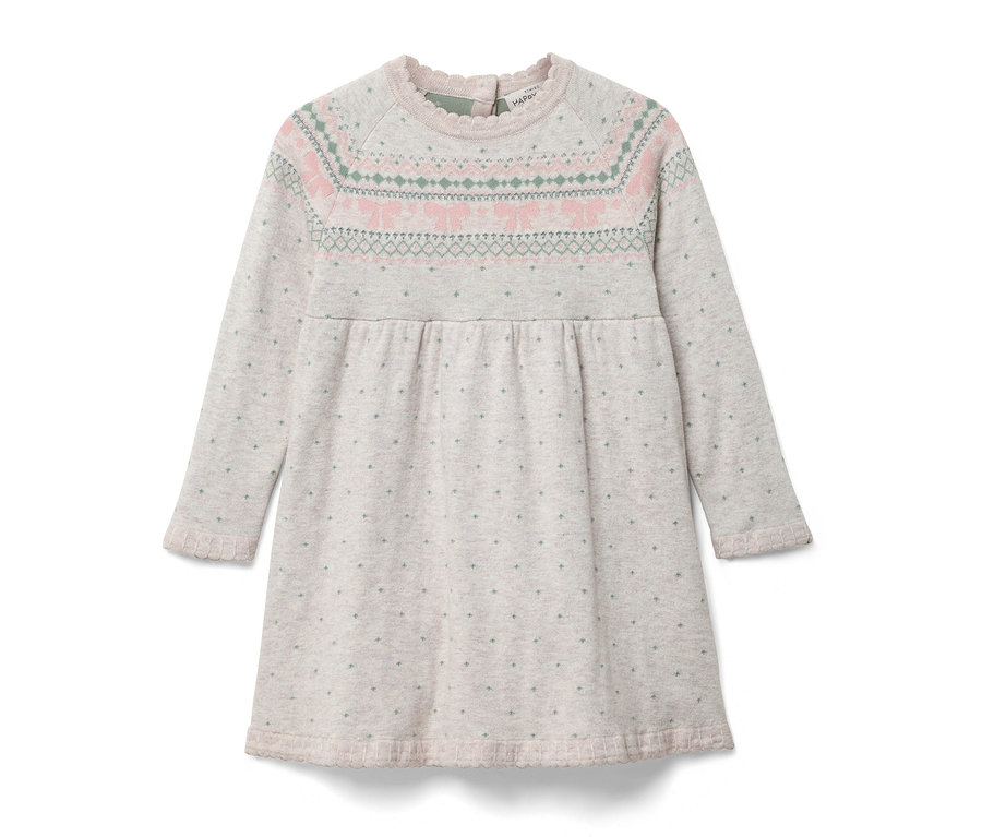 Szara sukienka z długim rękawem i wzorem na piersi.