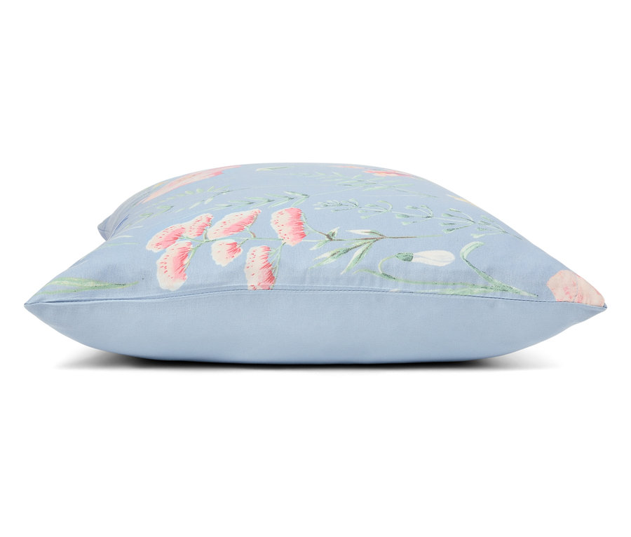 Zbliżenie jasnoniebieskiej poduszki w kwiaty.