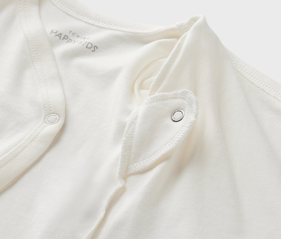 Zbliżenie na białe body niemowlęce rosnące z dzieckiem z zatrzaskiem.