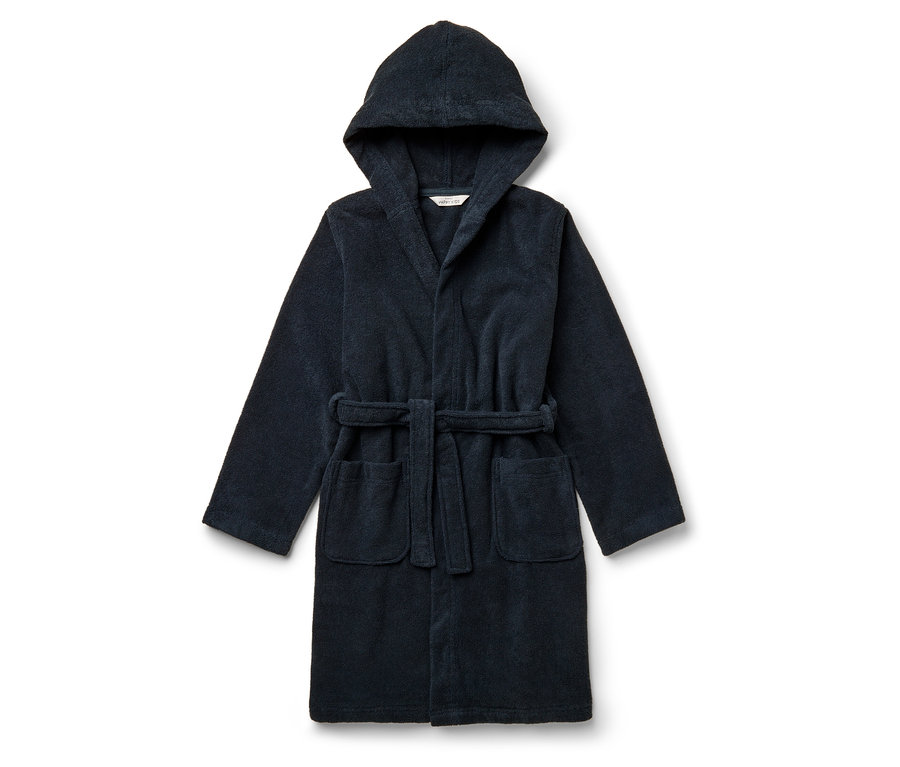 Granatowy szlafrok z kapturem, paskiem i kieszeniami.