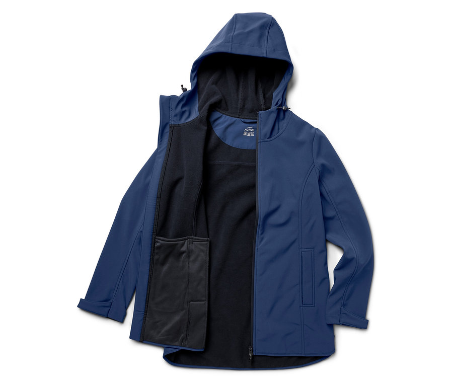 Rozpięta, niebieska kurtka softshell z kapturem i czarną podszewką.