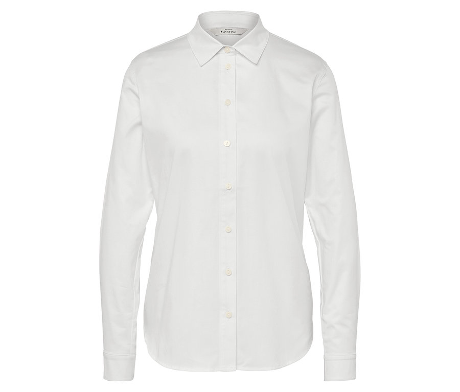 Biała koszula z długim rękawem i guzikami.