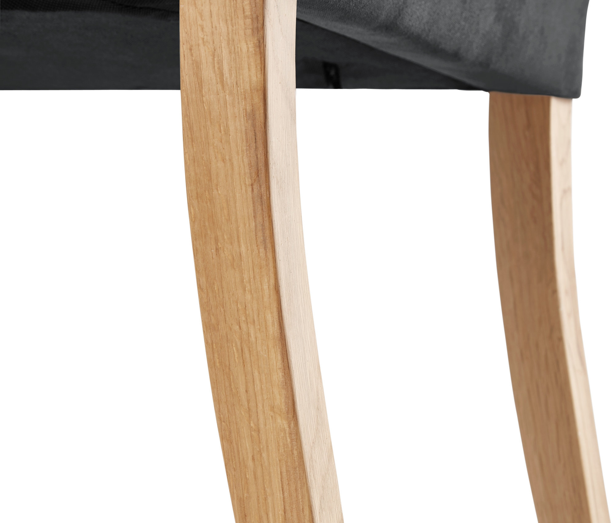 Zbliżenie na nogi tapicerowanego krzesła do jadalni obitego materiałem.