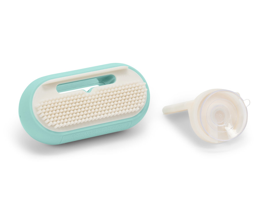 Turkusowa szczotka z białym włosiem i biały lejek na białym tle.