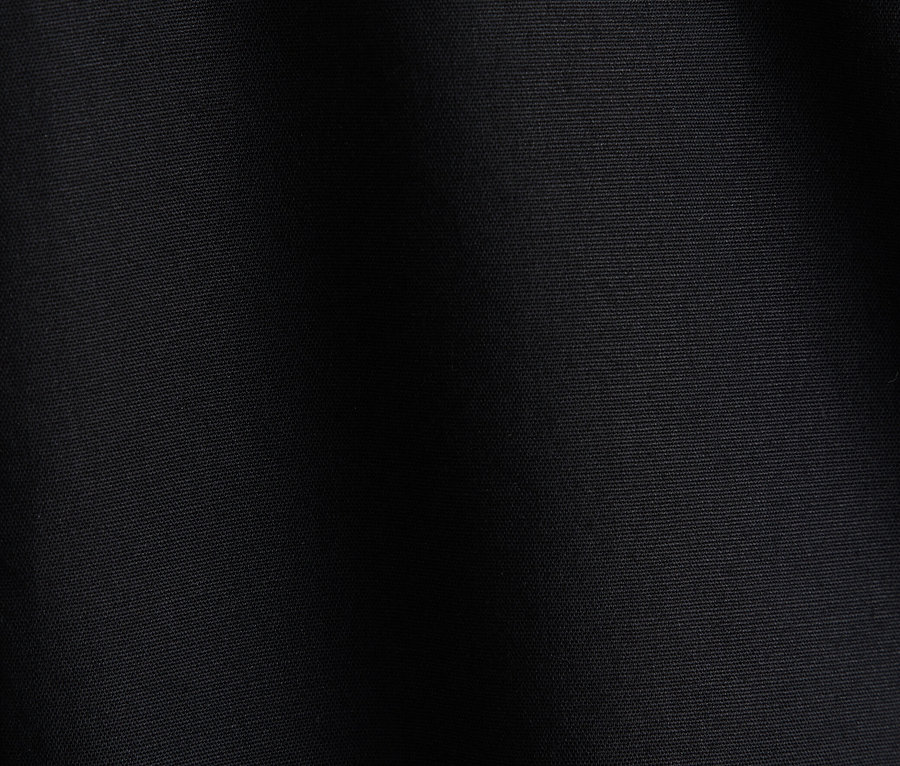 Tekstura ciemnej tkaniny z subtelnymi fałdami.