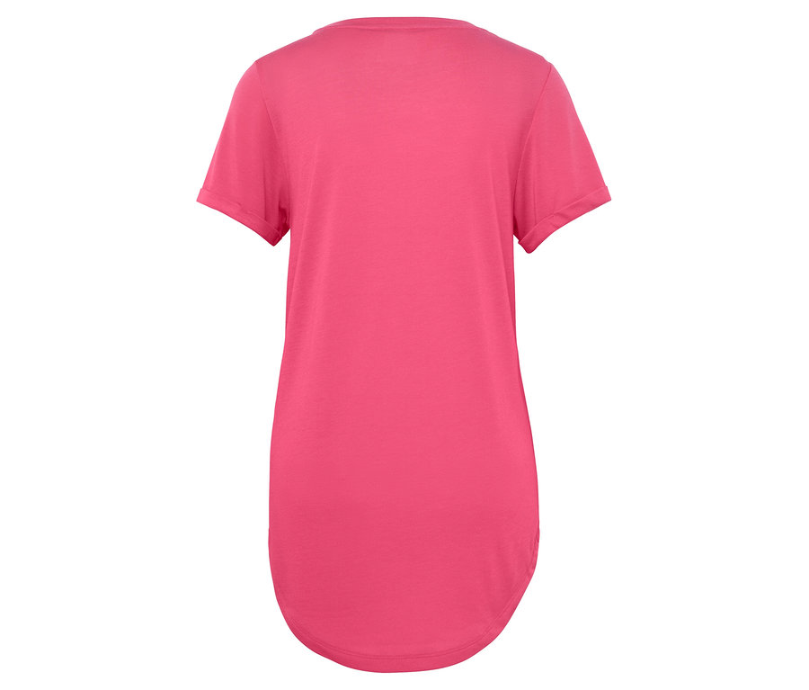 Szczegółowy widok z tyłu różowej koszulki z krótkim rękawem.