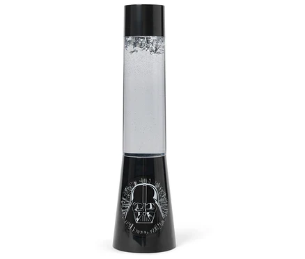 Czarna lampa lawa z motywem Darth Vadera na podstawie.