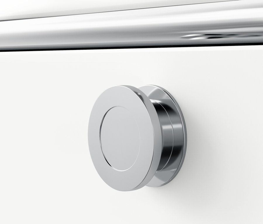 Szczegół chromowanego uchwytu na białych meblach.