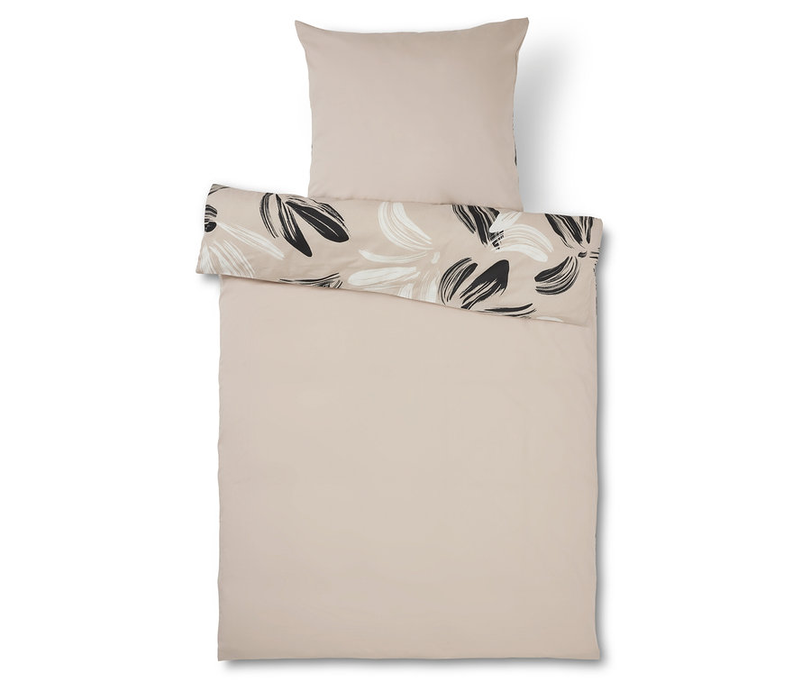 Beżowa pościel we wzory kwiatowe.