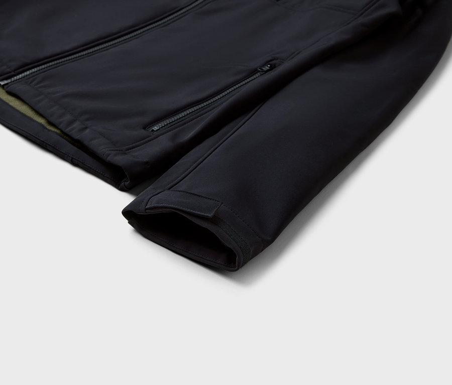 Zbliżenie czarnej kurtki z zamkami błyskawicznymi i rękawem.