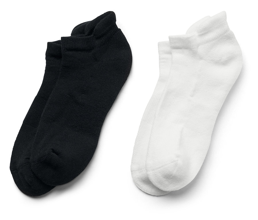 Dwie pary krótkich skarpetek, jedna czarna i jedna biała, leżą obok siebie na białym tle.