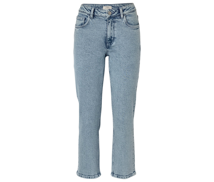 Jasnoniebieskie dżinsy mom, izolowane na białym tle.