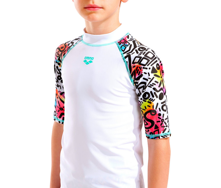 Zbliżenie na dziecko ubrane w białą koszulkę do pływania marki Arena z kolorowymi geometrycznymi wzorami na rękawach.