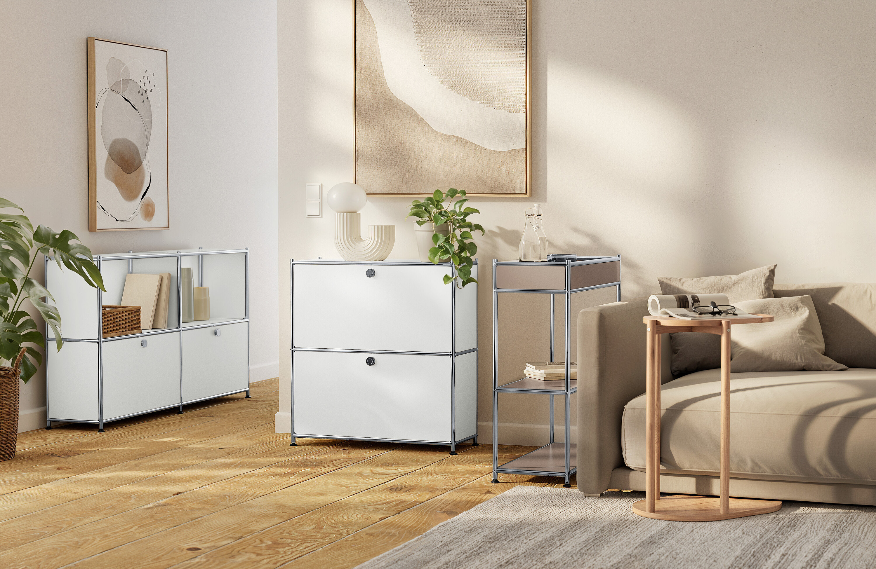 Salon z białymi modułowymi elementami do przechowywania, beżową sofą i neutralnymi dziełami sztuki.