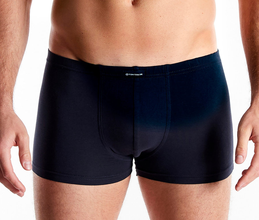 Zbliżenie mężczyzny w granatowych bokserkach marki Tom Tailor.