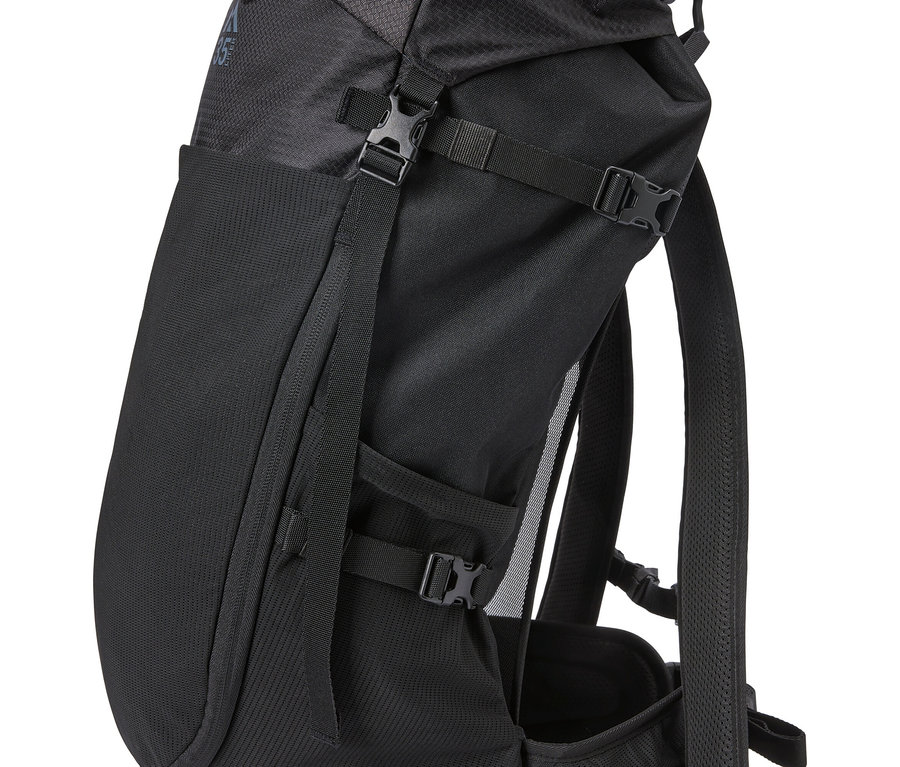 Zbliżenie czarnego plecaka z paskami i klamrami.