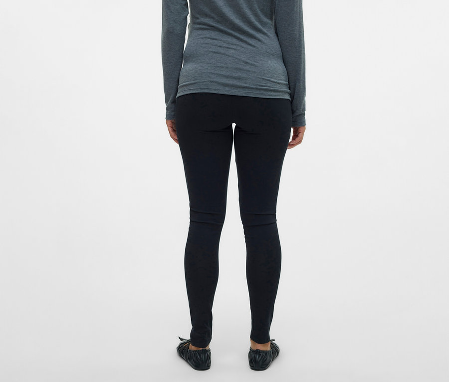 Tył kobiety w szarym topie i legginsach MAMALICIOUS „MLEMMA”, 2 pary.