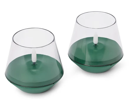 Dwa zielone, elektryczne świeczki tealight na białym tle.