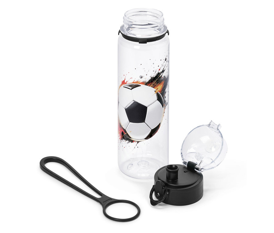 Przezroczysta butelka na wodę z nadrukiem piłki nożnej, czarną pokrywką i czarnym paskiem do trzymania leży na białym tle.