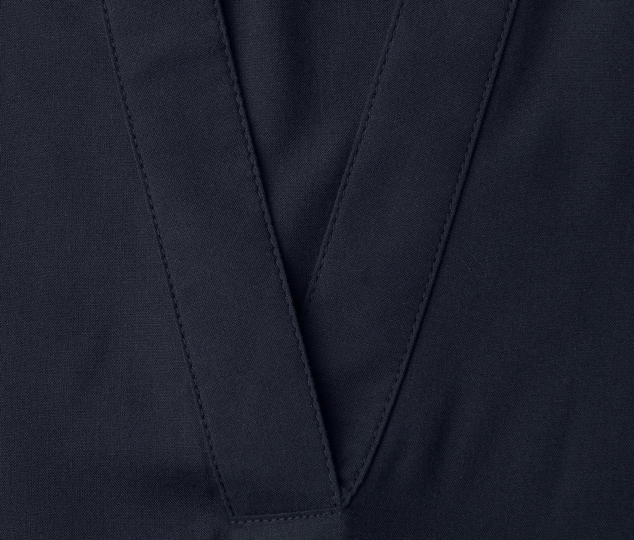 Zbliżenie dekoltu w kształcie litery V bluzki z tkaniny Street One.