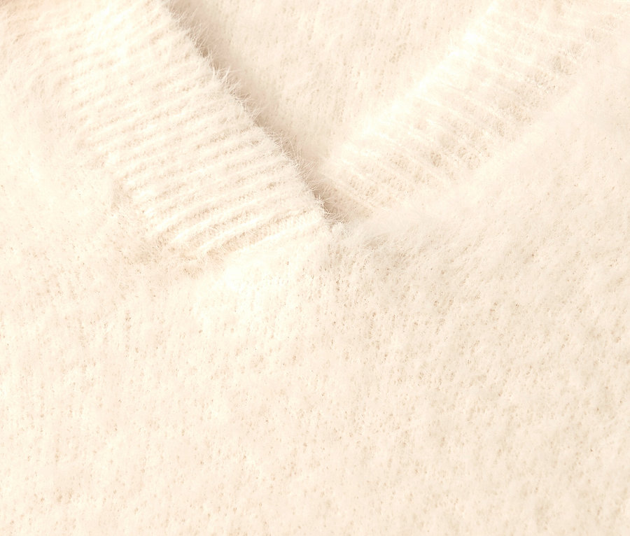 Zbliżenie na sweter z kołnierzykiem polo od Street One.