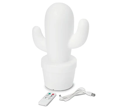 Biała lampka w kształcie kaktusa stoi na białej powierzchni z pilotem i kablem USB.