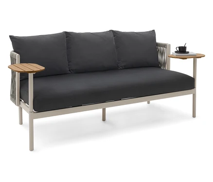 Sofa ogrodowa z 2 stolikami obrotowymi i szarymi poduszkami.