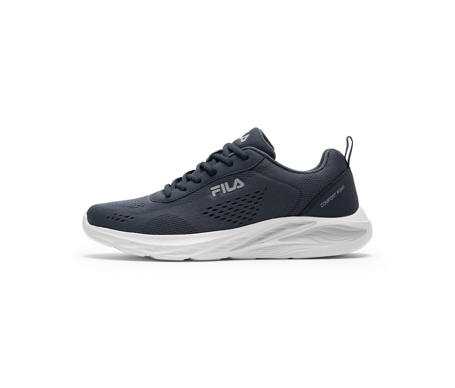 Ciemnoszary but sportowy z białą podeszwą i sznurowadłami, logo Fila z boku, napis „Comfort Foam” na pięcie.