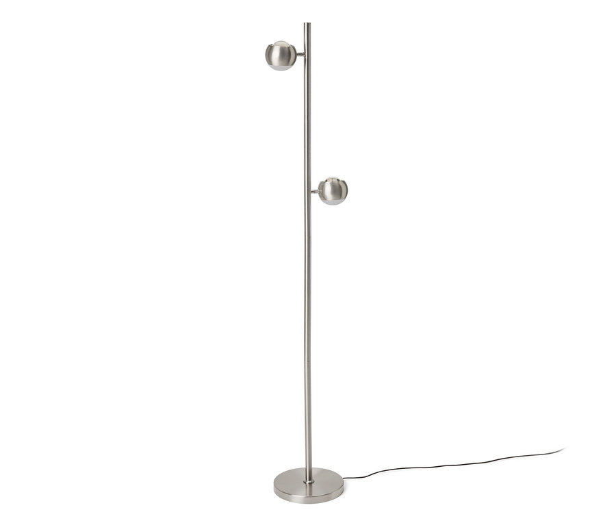Srebrna lampa podłogowa z okrągłą podstawą i dwoma kulistymi kloszami na wysokim drążku. Czarny kabel zasilający leży na podłodze.