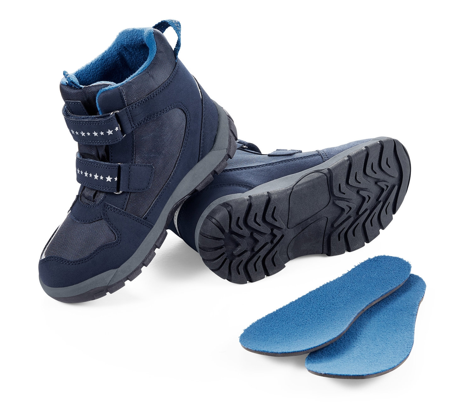 Para ciepłochronnych butów zimowych i wkładek do butów na białym tle.