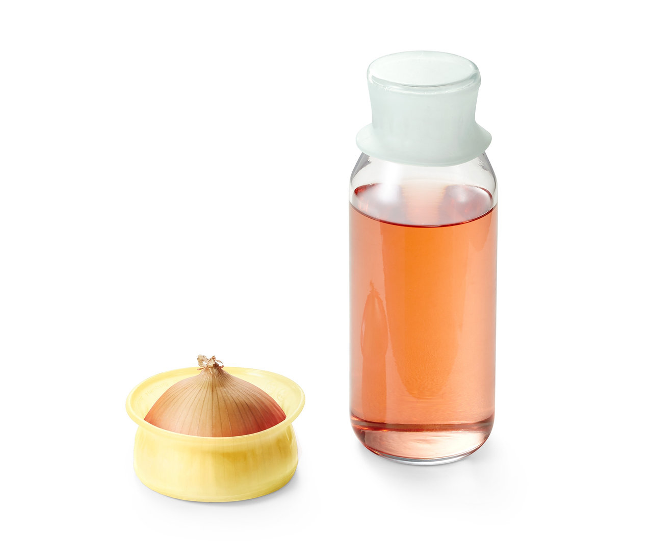 Cebula w komplecie 3 nakładek silikonowych obok szklanki z różowym płynem.